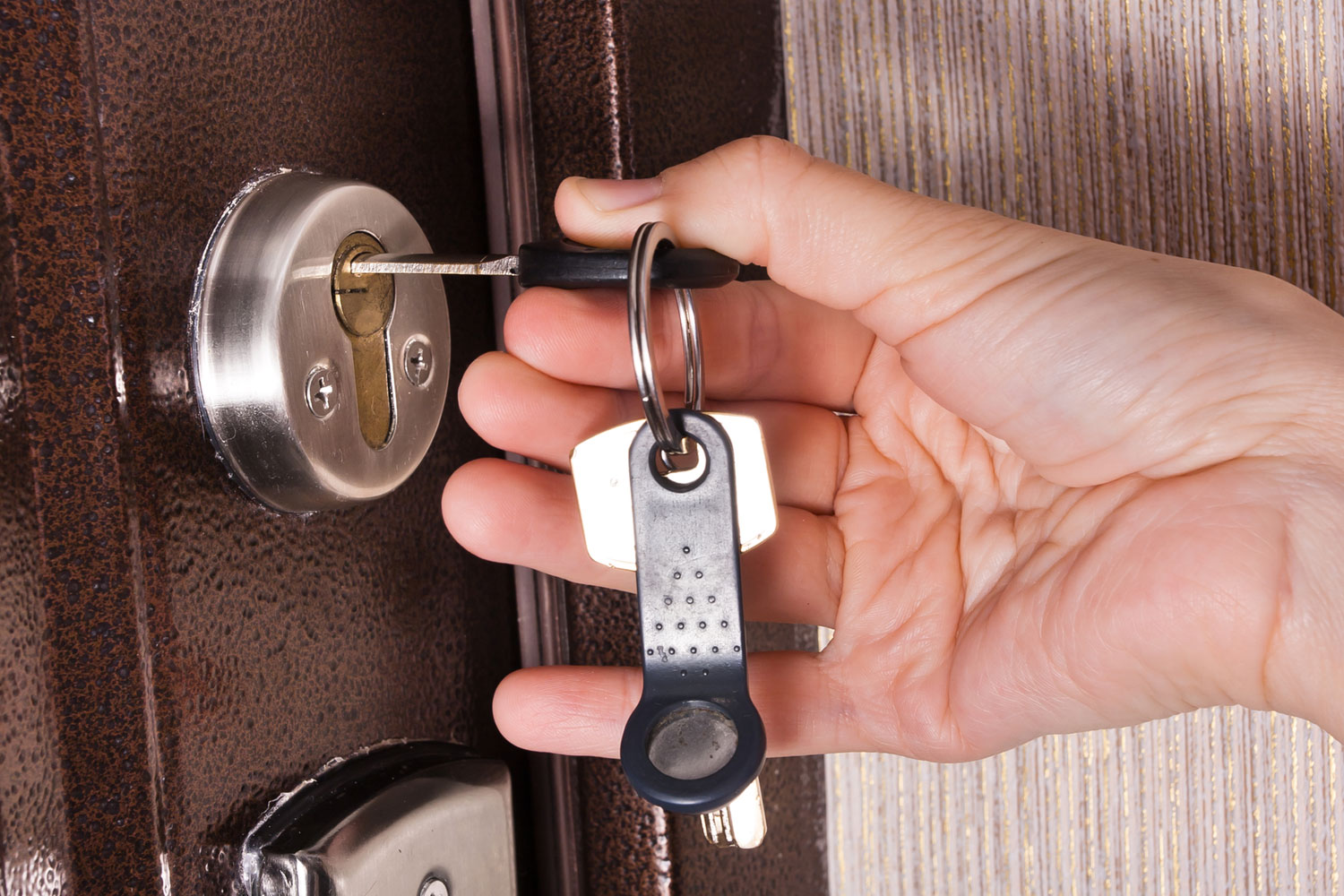 Our team provides commercial lockout services to commercial properties of all scales, from small retail establishments and medium office complexes, to large factories and government buildings. Locked Out Of House